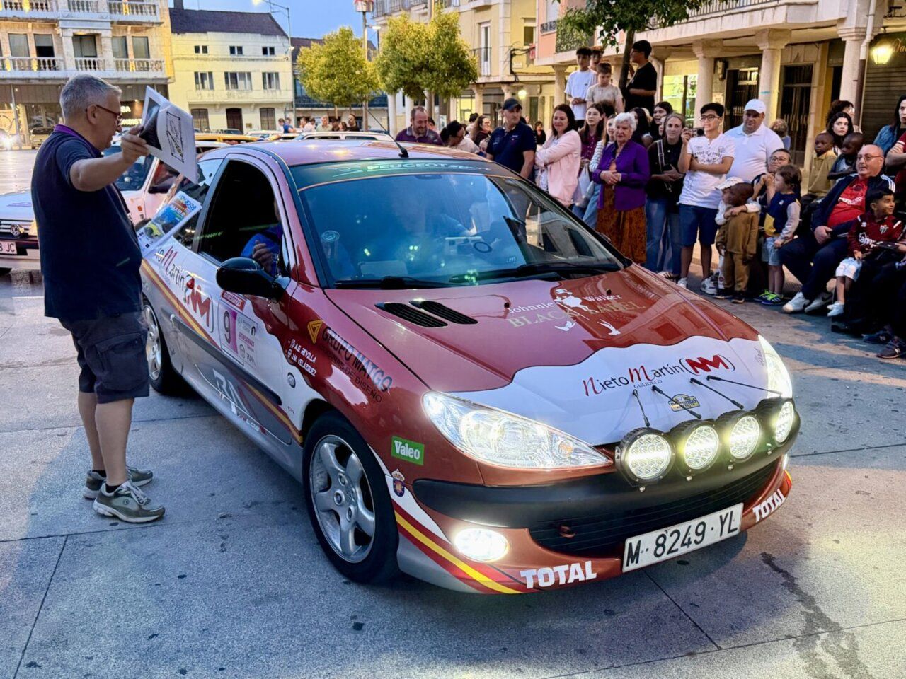 Coche clásico participando en el XIII Rally Entresierras en Guijuelo