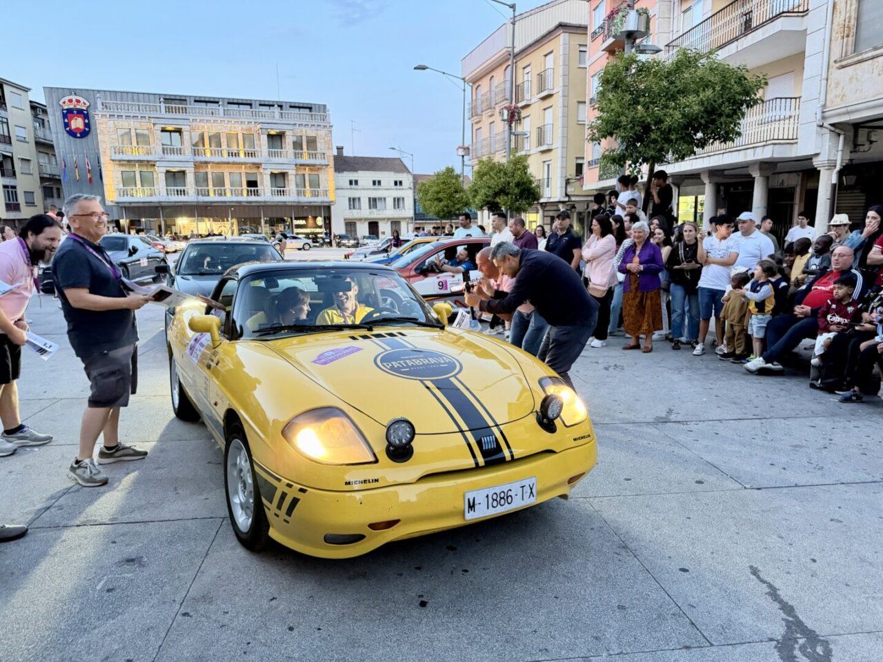 Coches clásicos en la salida del XIII Rally Entresierras en Guijuelo