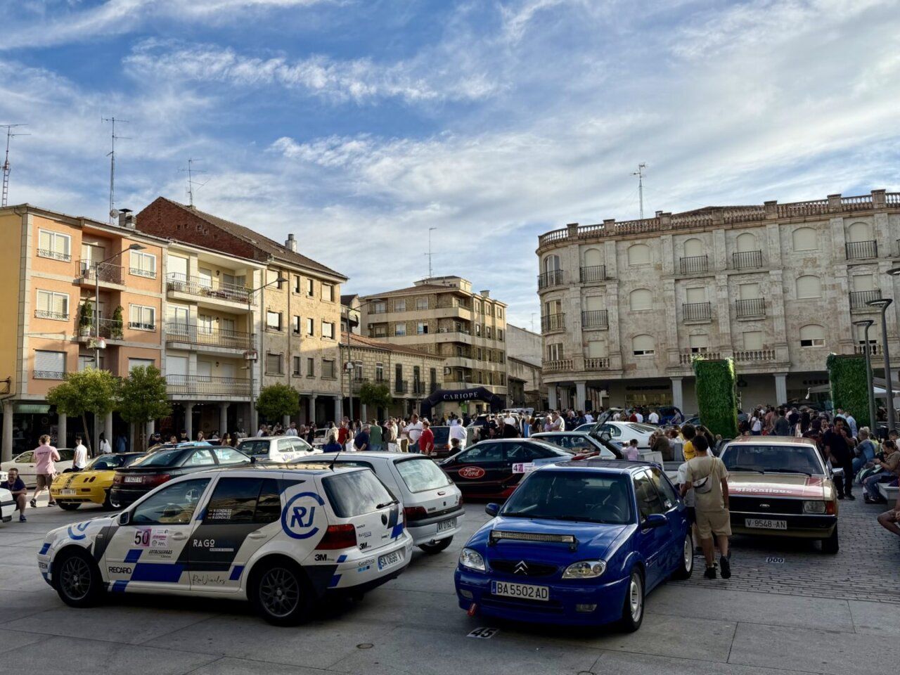 Coches clásicos en la Plaza Mayor de Guijuelo durante el rally