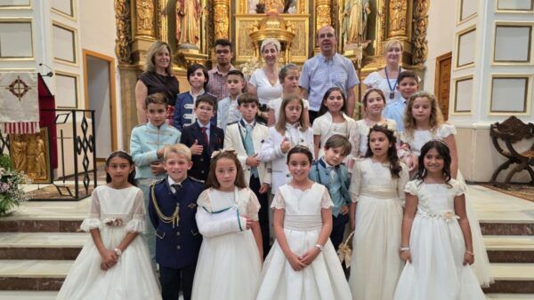 Grupo de niños vestidos de blanco en la celebración del Corpus Christi en Guijuelo