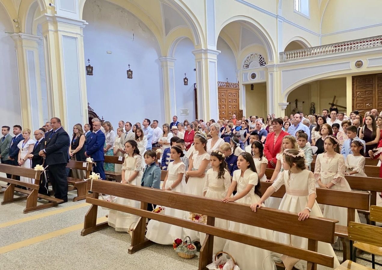 Multitudinaria procesión del Corpus Christi en Guijuelo con asistentes en la iglesia.