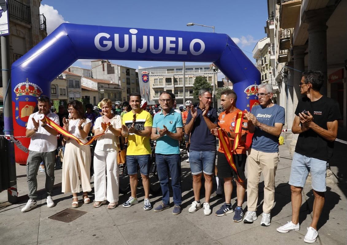Inauguración de la VI Vuelta Ciclista en Guijuelo con participantes y organizadores