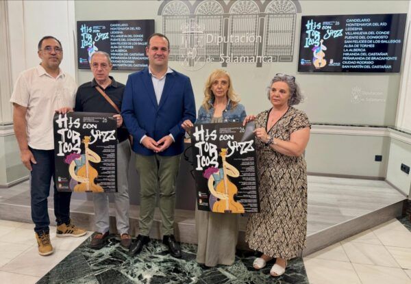 Presentación del ciclo Históricos con Jazz en Salamanca con varias personas y un cartel