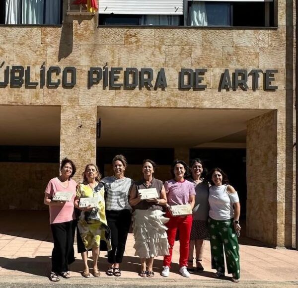 Homenaje a docentes jubiladas del CEIP Piedra de Arte en Villamayor