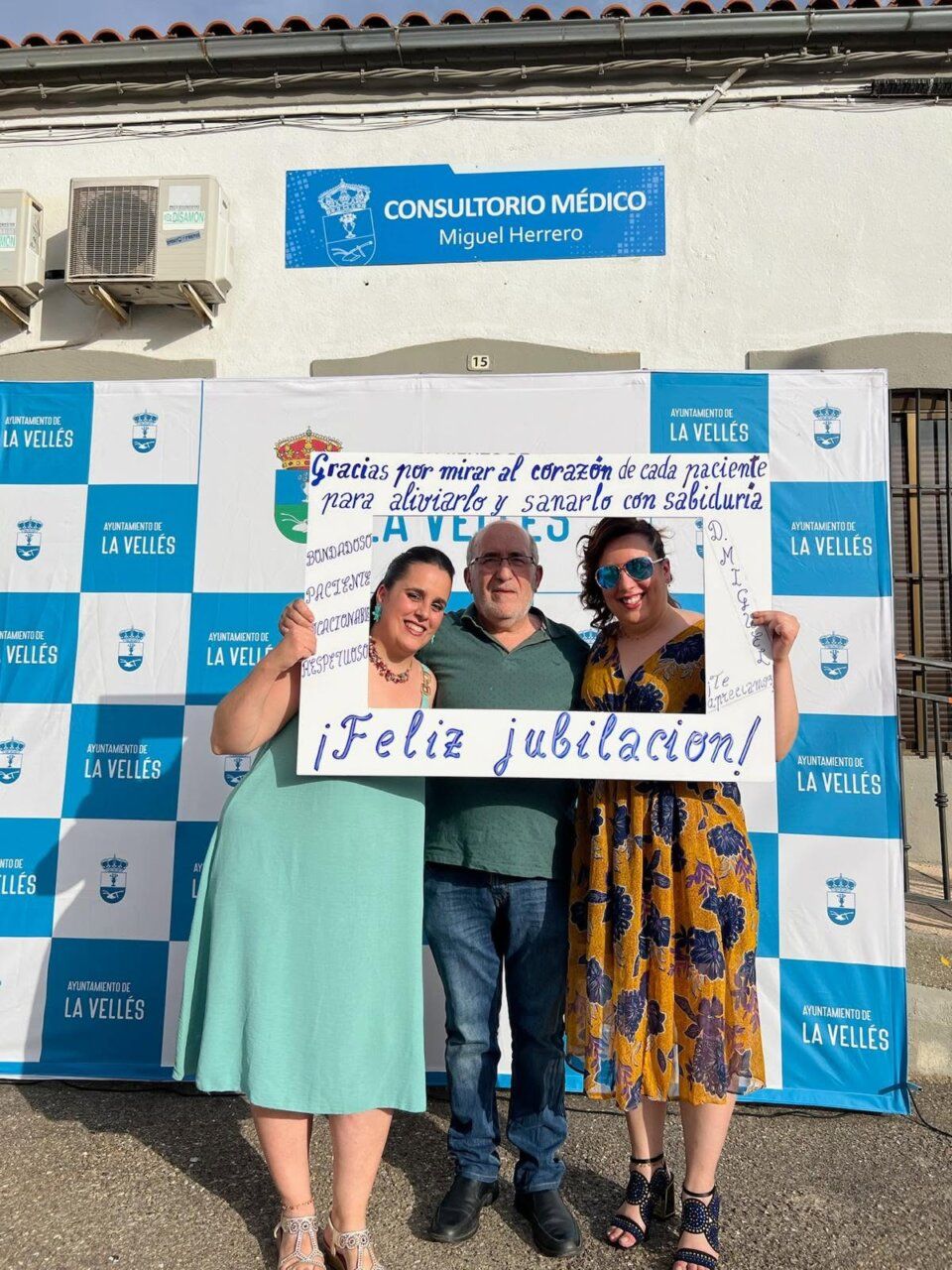 Grupo de personas celebrando la jubilación del doctor Miguel Herrero en La Vellés.