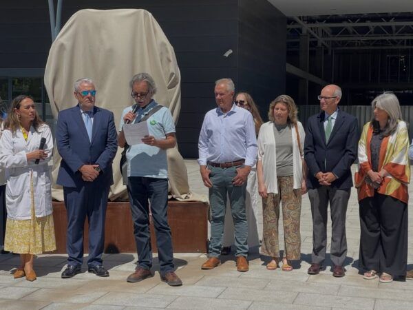 Acto de homenaje a donantes de órganos en Salamanca con varias personas presentes.
