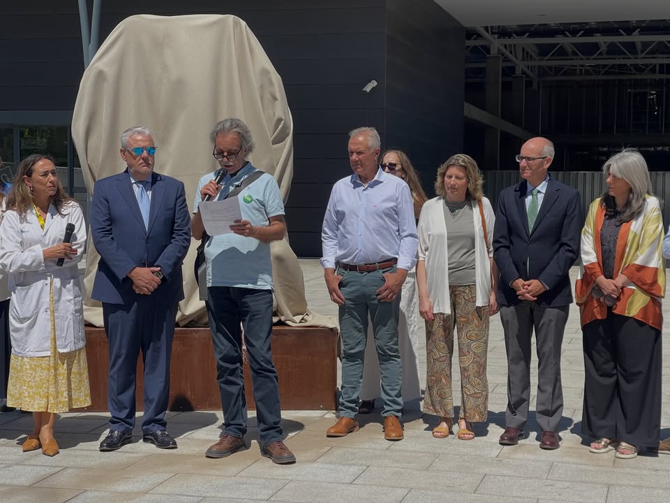 Acto de homenaje a donantes de órganos en Salamanca con varias personas presentes.