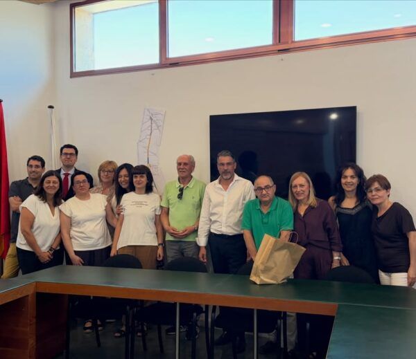 Grupo de personas en un acto de homenaje a Juan Carlos Sánchez Pescador