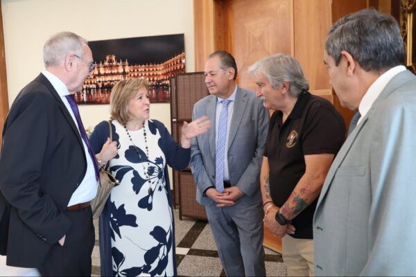 Concejales y jubilados de la Policía Local en Salamanca conversando en un evento.