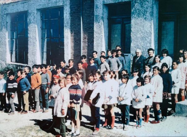 Grupo de alumnos y maestros en la escuela de Pedrosillo de Alba en 1970