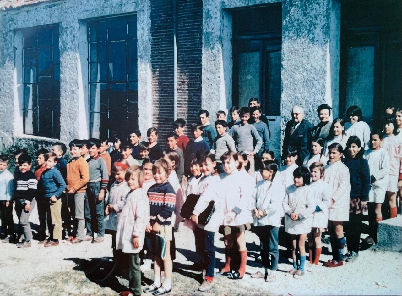 Grupo de alumnos y maestros en la escuela de Pedrosillo de Alba en 1970