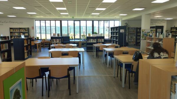 Interior de la Biblioteca Municipal Antonio de Nebrija con mesas y estanterías
