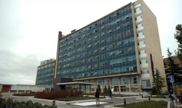 Edificio del Hospital Virgen de la Vega en Salamanca con ventanas y vegetación