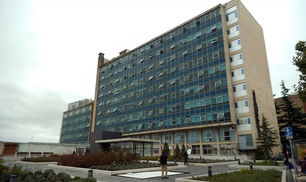 Edificio del Hospital Virgen de la Vega en Salamanca con ventanas y vegetación