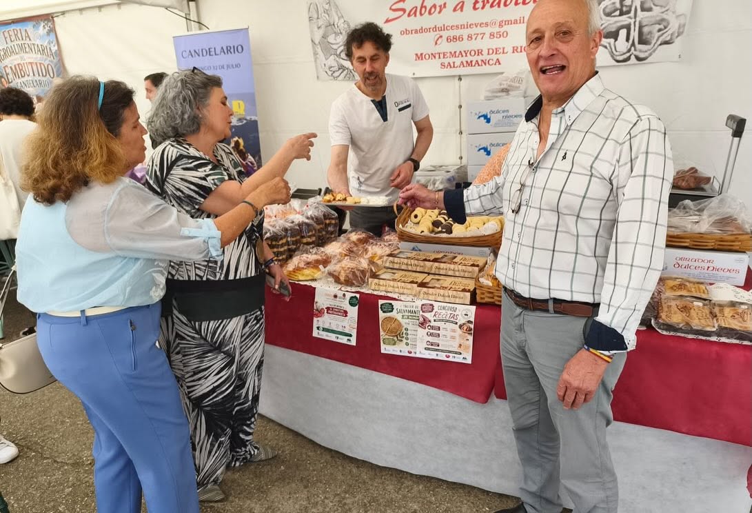 Visitantes interactuando en la II Feria Agroalimentaria de Candelario