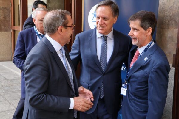 Tres hombres conversando durante las IX Jornadas de Asistencia Jurídica Gratuita en Salamanca