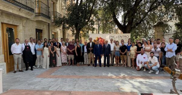 Grupo de personas en un evento de gastronomía local en Salamanca