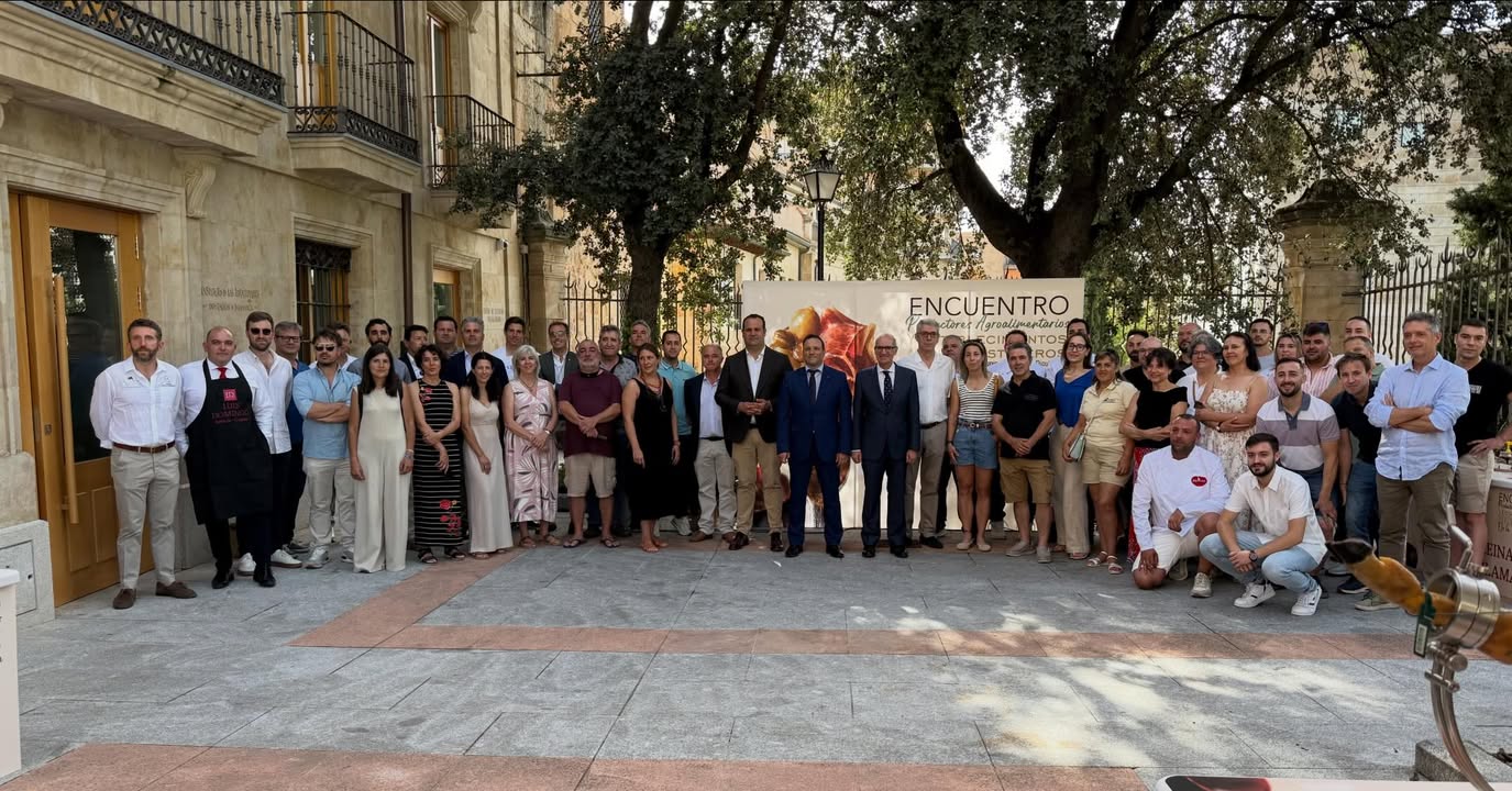 Grupo de personas en un evento de gastronomía local en Salamanca