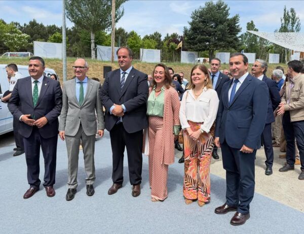 Grupo de personas en la inauguración de la Feria de la Industria Cárnica en Guijuelo