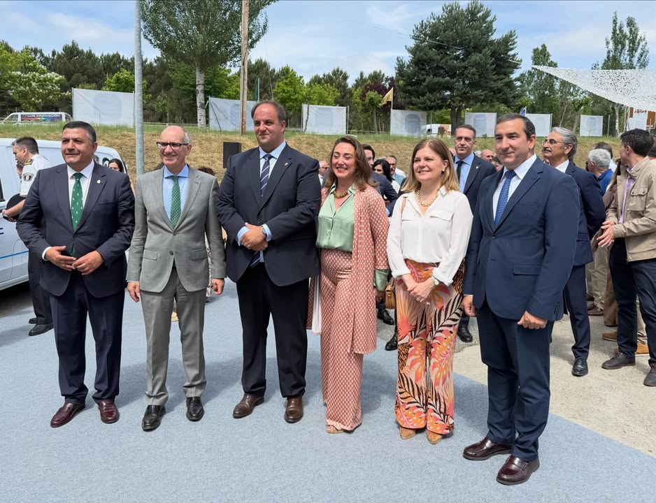 Grupo de personas en la inauguración de la Feria de la Industria Cárnica en Guijuelo