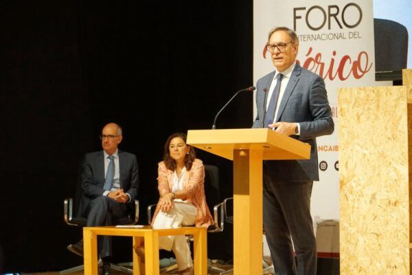 Inauguración del V Foro Internacional del Ibérico en Salamanca con autoridades presentes.