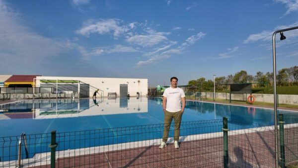 Hombre de pie junto a la piscina municipal en Aldeatejada