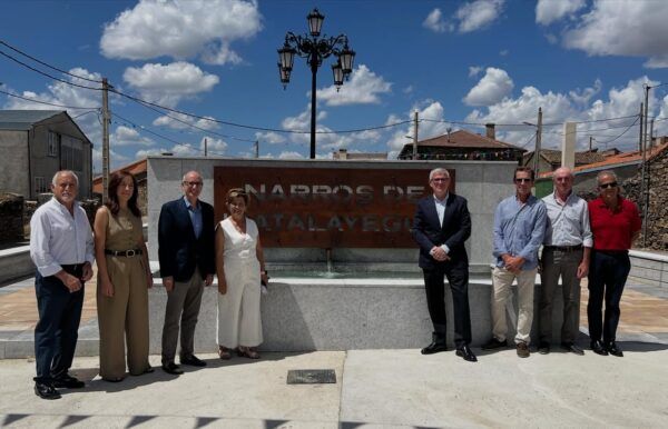 Inauguración de la plaza y bar en Narros de Matalayegua con autoridades presentes