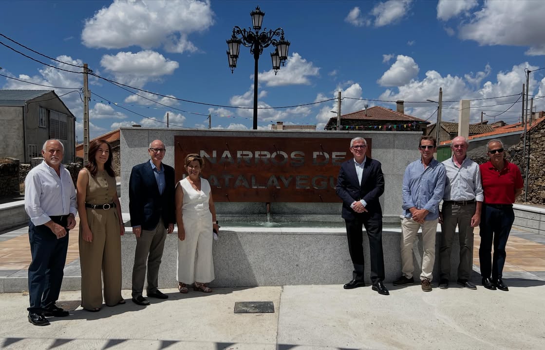 Inauguración de la plaza y bar en Narros de Matalayegua con autoridades presentes