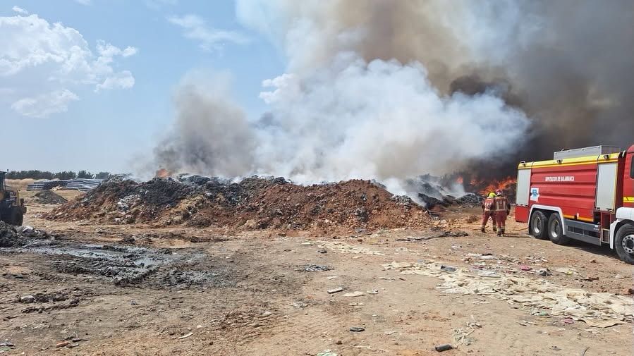 Incendio en un vertedero con humo y camión de bomberos