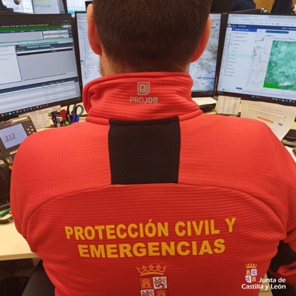 Miembro de Protección Civil trabajando en el centro de emergencias