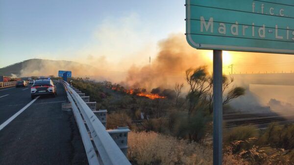 Incendios forestales en la A-66 dirección Salamanca con humo y vehículos de emergencia.