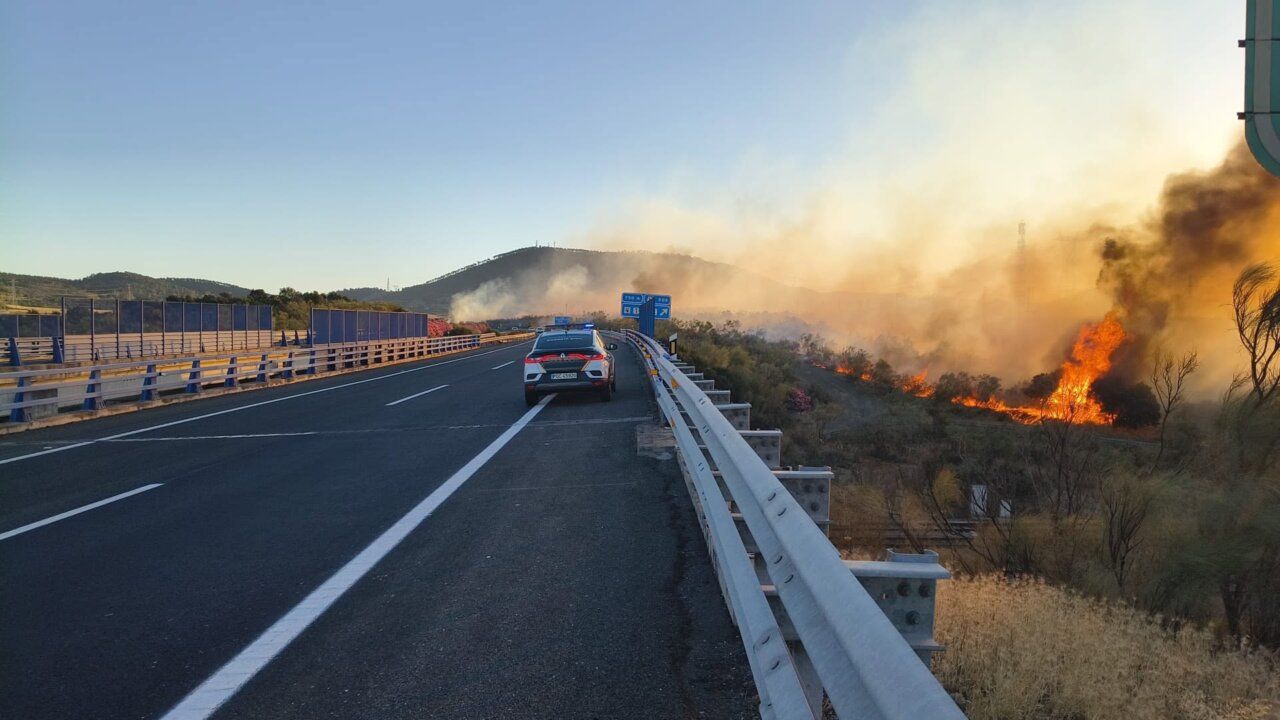 Incendios forestales en la carretera A-66 dirección Salamanca.