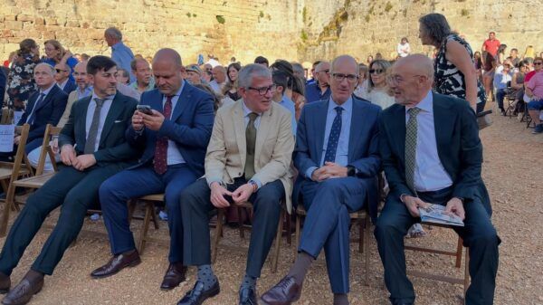 Asistentes sentados en el inicio del Corpus de Ledesma, evento comunitario