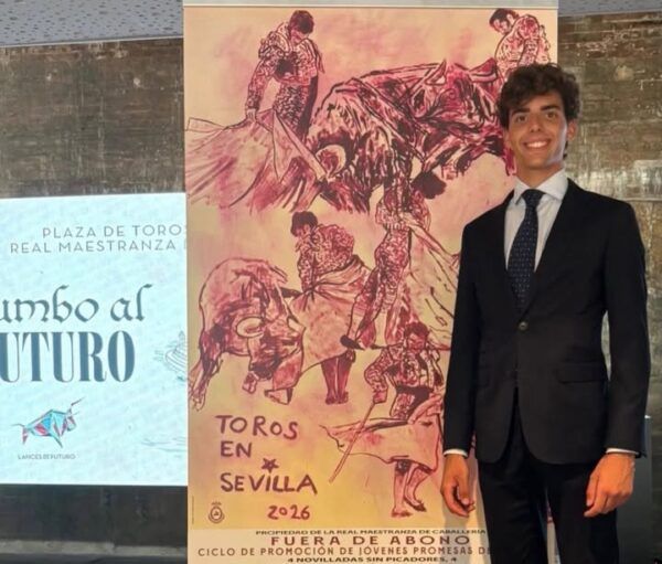 Iñigo Norte posando junto al cartel de la novillada sin picadores en La Maestranza