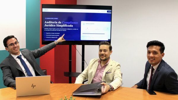 Tres profesionales de Legal Innova en una reunión mostrando software de cumplimiento legal