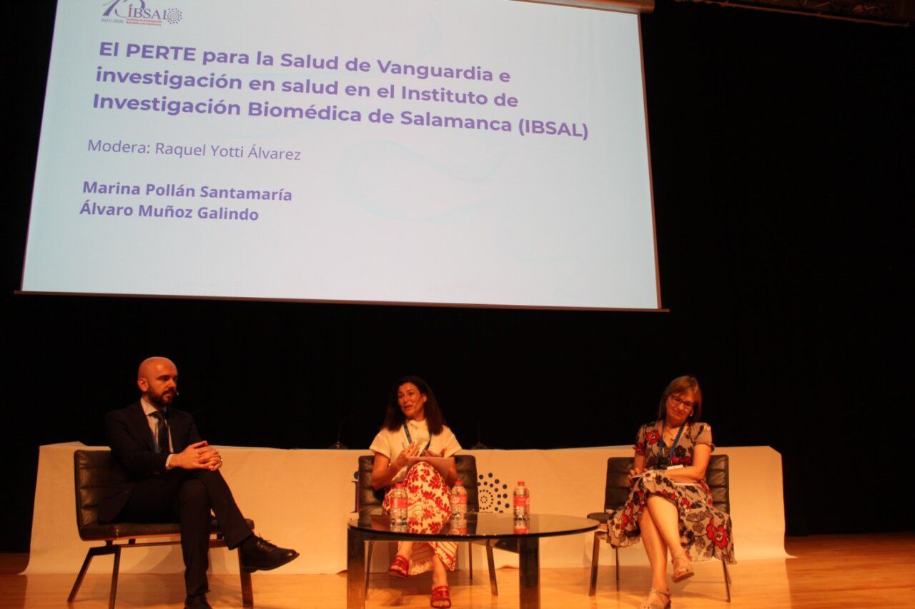 Panel de discusión sobre investigación biomédica en Salamanca con tres ponentes.