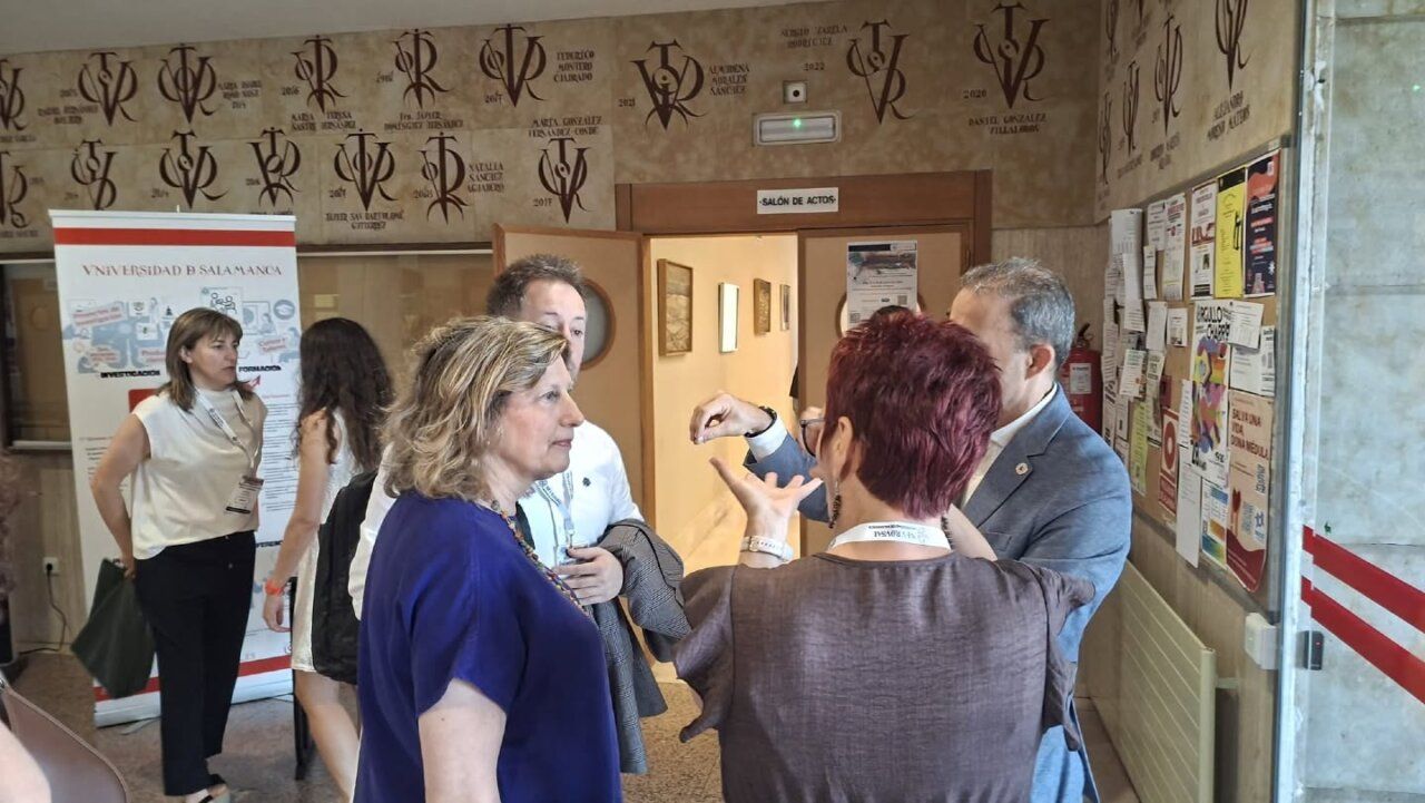 Participantes conversando en las IV Jornadas de Divulgación Científica en Salamanca