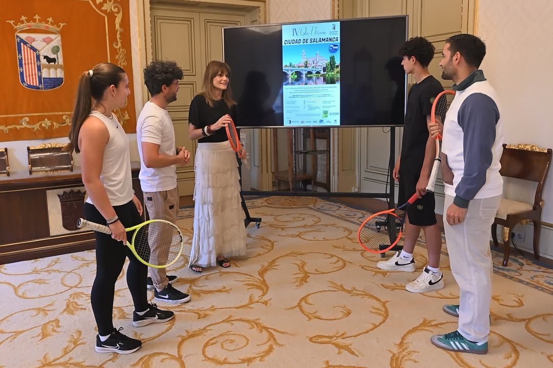 Presentación del IV Torneo de Tenis en Salamanca con jugadores y organizadores.