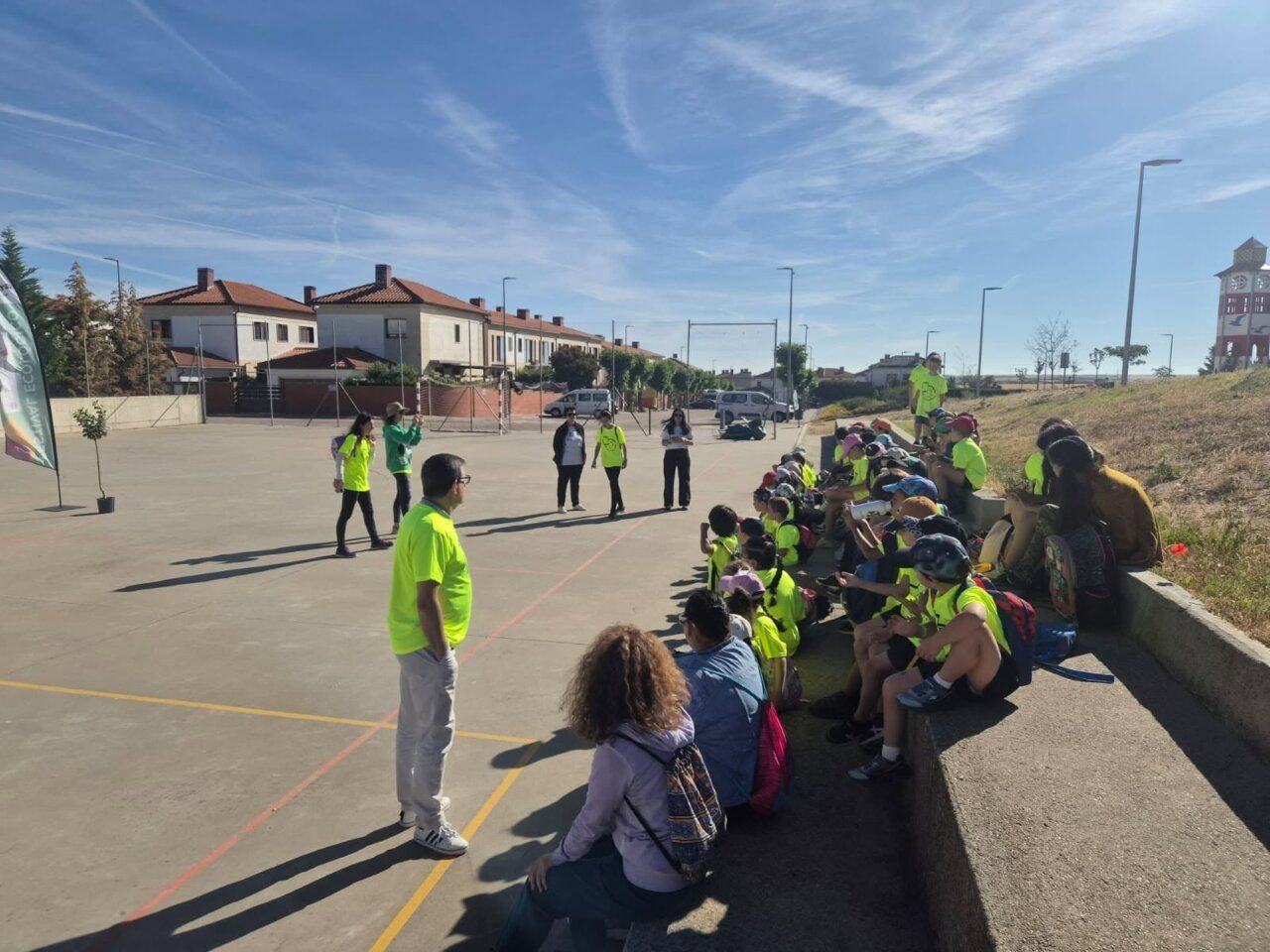 Escolares de Castellanos de Moriscos en jornada ambiental con plantación de árboles