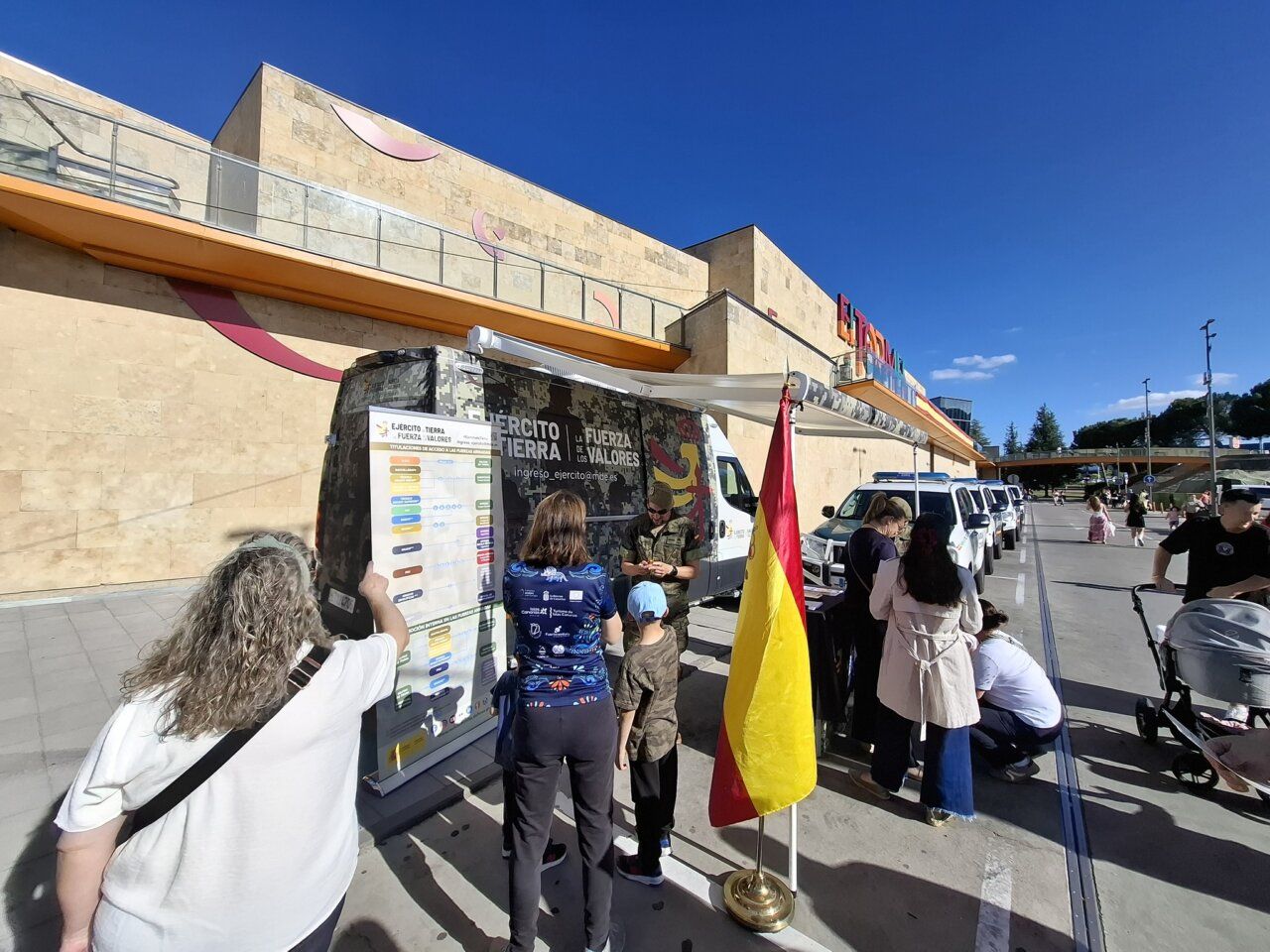 Visitantes interactuando con las Fuerzas Armadas en El Tormes.