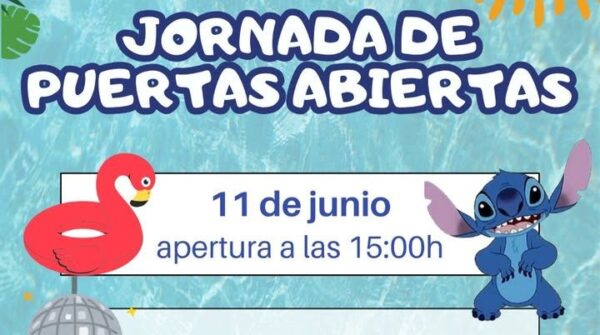 Cartel de la jornada de puertas abiertas en la piscina municipal con actividades familiares.