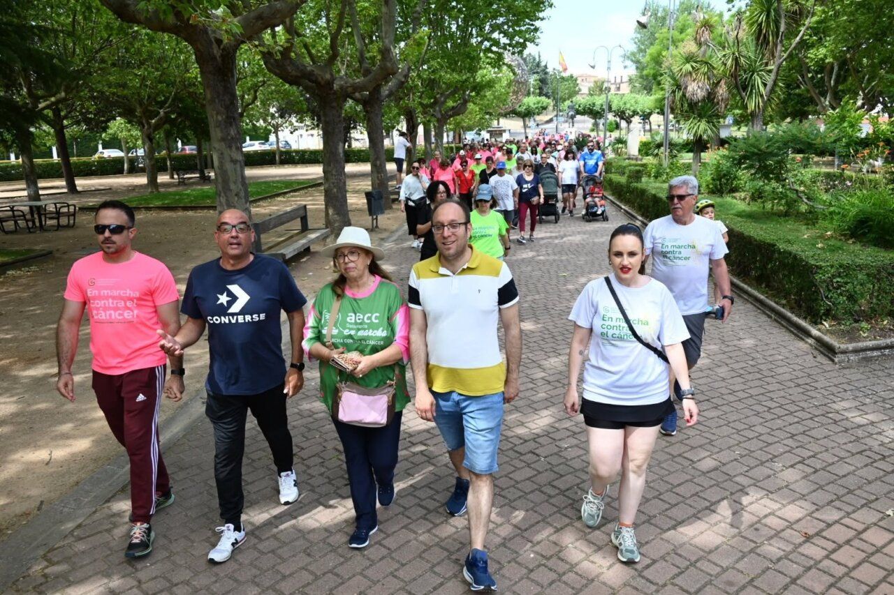 Participantes en una caminata solidaria contra el cáncer en Ciudad Rodrigo