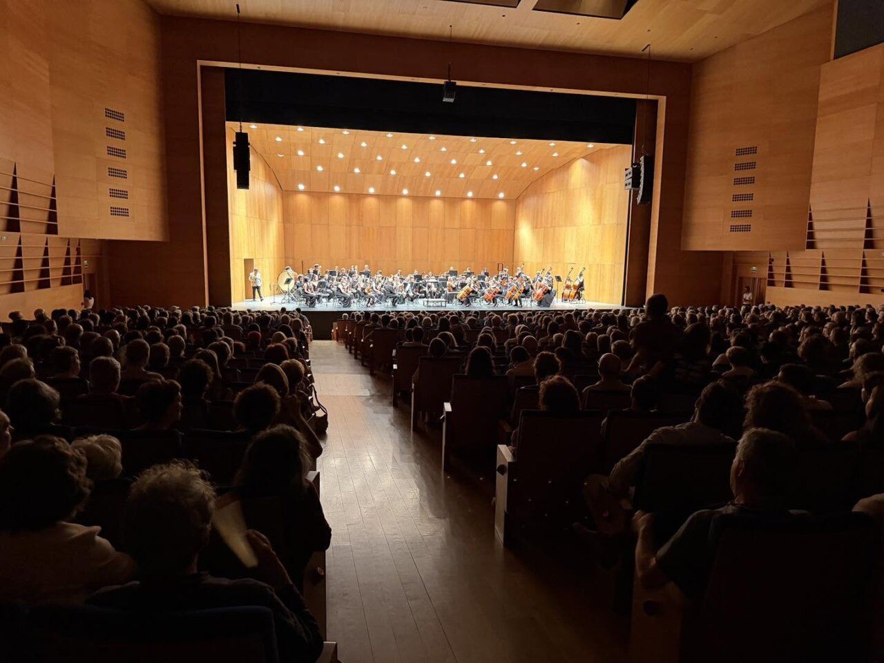 Concierto de la Joven Orquesta Ciudad de Salamanca en un auditorio lleno de público