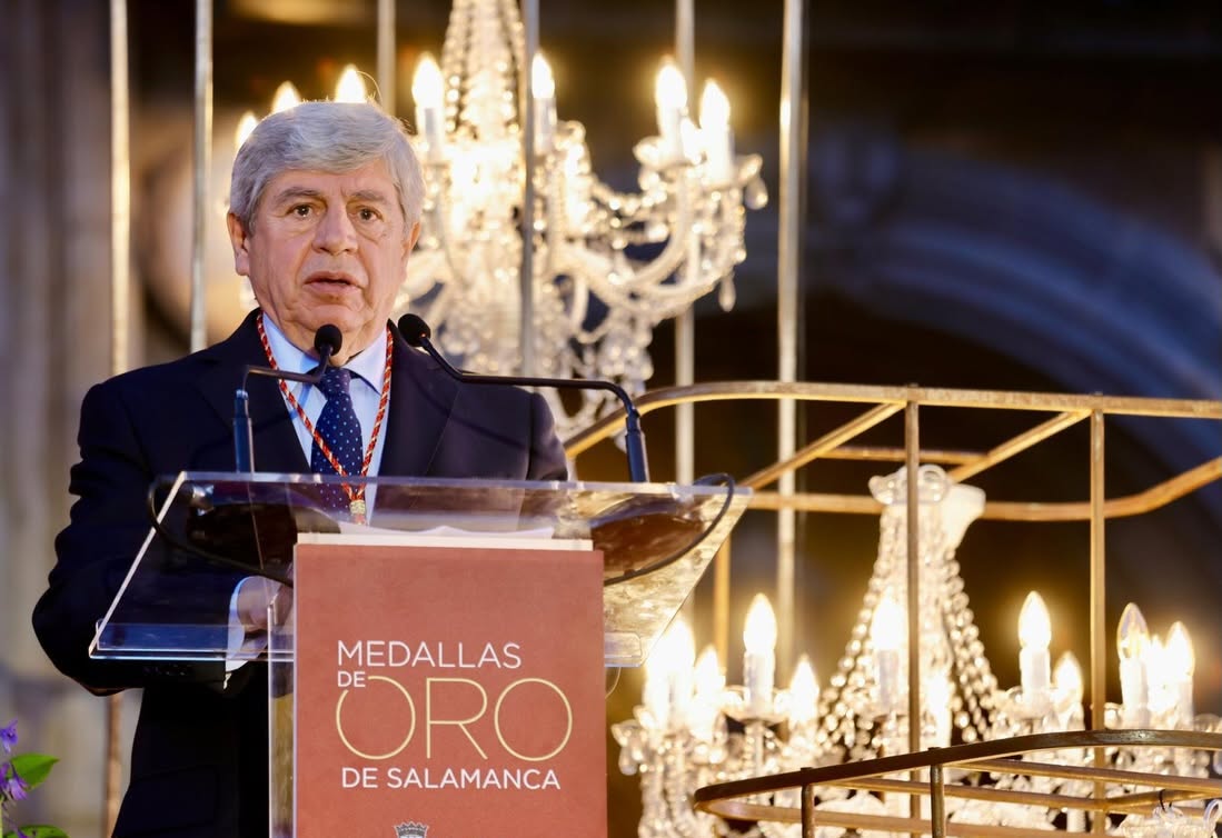 Juan Jesús Cruz recibiendo la Medalla de Oro en Salamanca