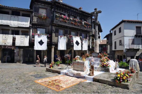 Plaza de La Alberca decorada para la fiesta del Corpus Christi