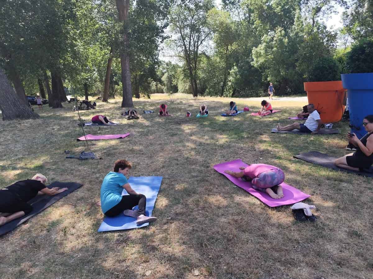 Participantes realizando yoga en la Isla del Soto, Santa Marta de Tormes.