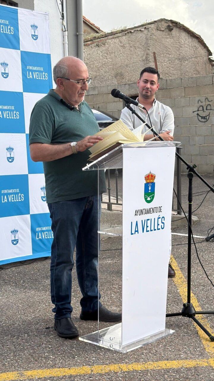 Ceremonia de homenaje al doctor Miguel Herrero en La Vellés
