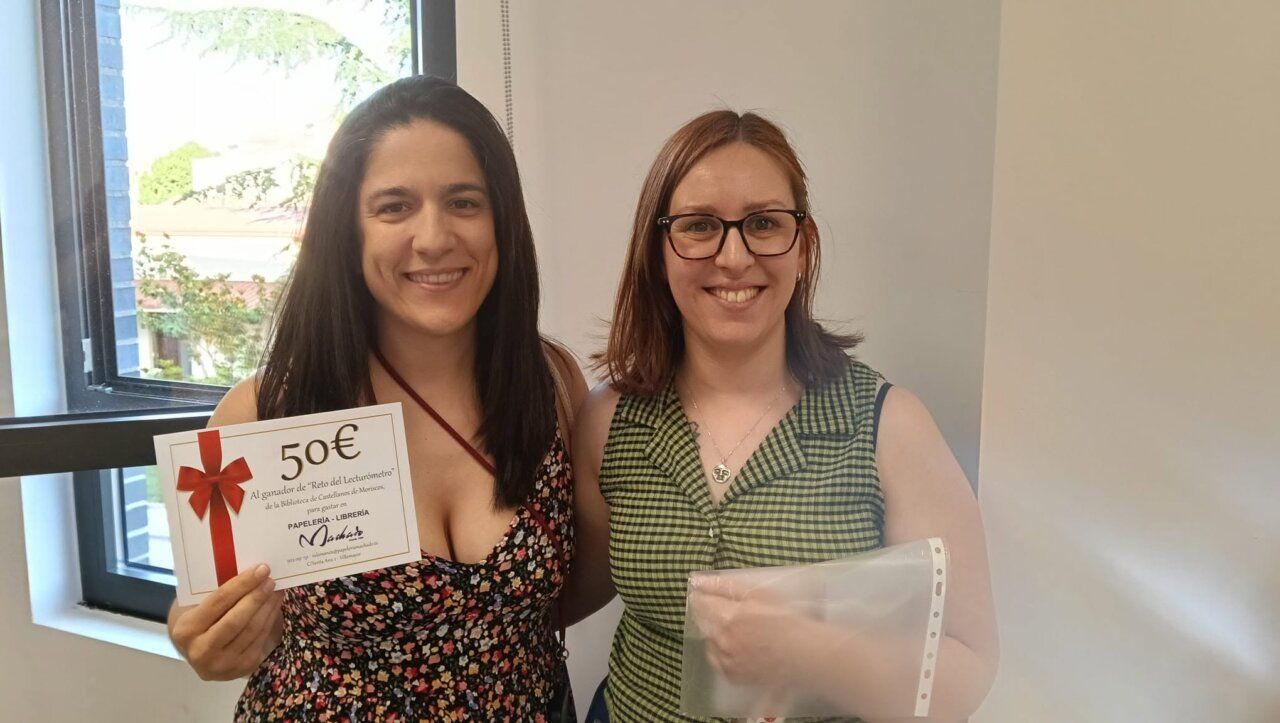 Dos mujeres sonrientes sosteniendo un premio del Lecturómetro de Baldosas Amarillas