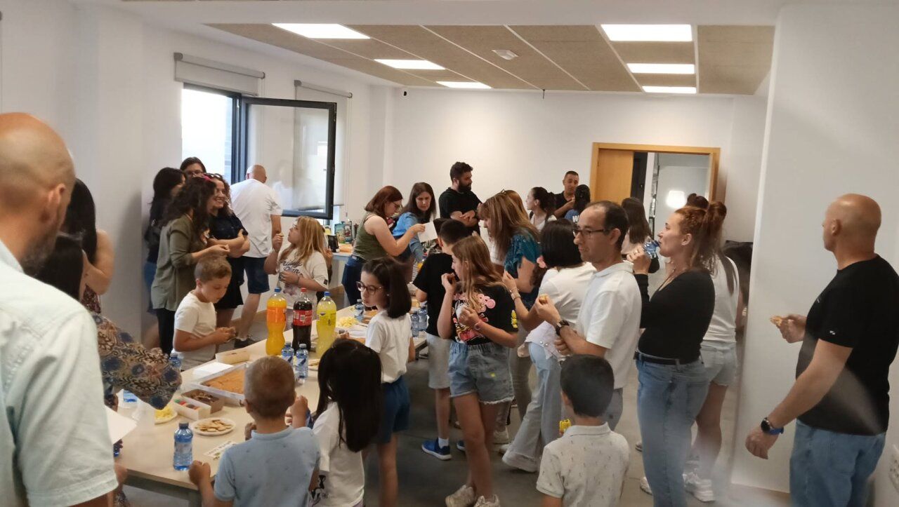 Participantes en la clausura del Lecturómetro de Baldosas Amarillas en Castellanos de Moriscos