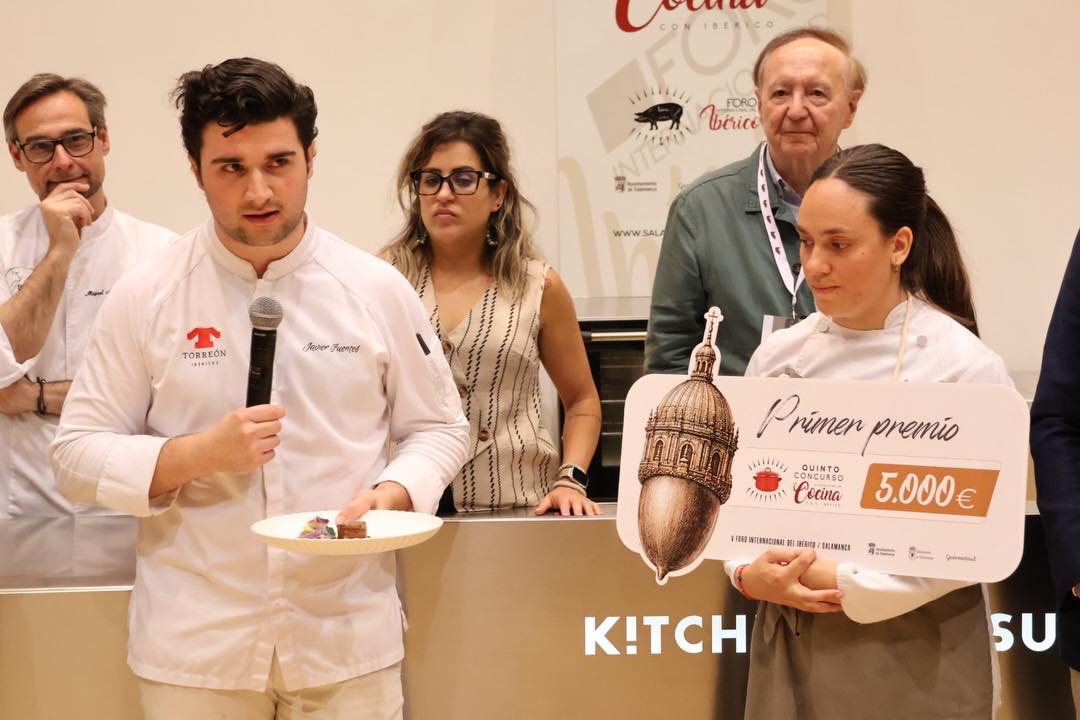 Chef Javier Fuentes presentando su plato en el concurso gastronómico